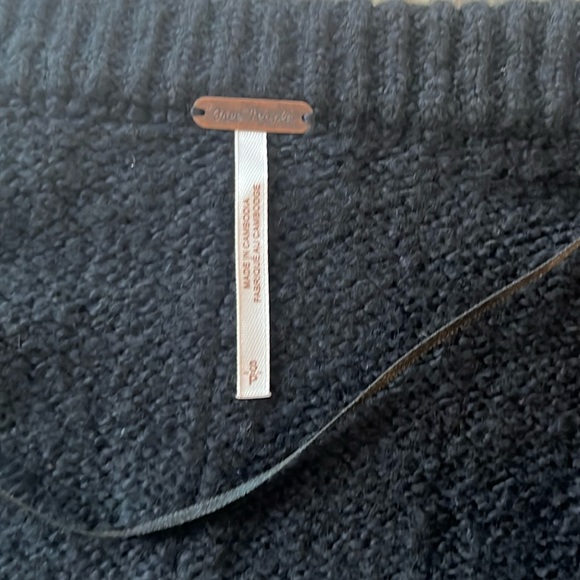 NWT. Free People Brookside Tunic Sweater in Black. Size Small - Picture 11 of 12